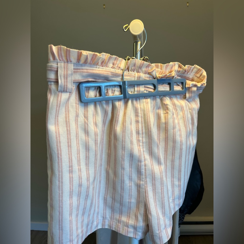 moodie linen shorts (size L) - Picture 2 of 2